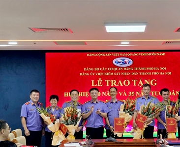 Đảng ủy Viện KSND thành phố Hà Nội tổ chức Lễ trao tặng huy hiệu 30 năm tuổi...