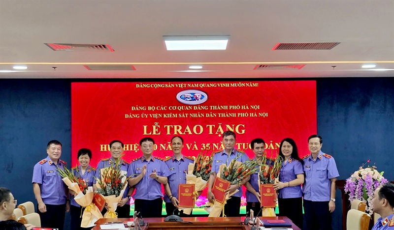 Đảng ủy Viện KSND thành phố Hà Nội tổ chức Lễ trao tặng huy hiệu 30 năm tuổi Đảng