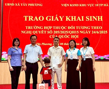 VKSND Khu vực 10 – Hà Nội bảo vệ quyền được khai sinh của trẻ em: Trao Giấy...