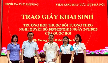VKSND Khu vực 10 – Hà Nội bảo vệ quyền được khai sinh của trẻ em: Trao...