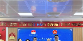 Tấm giấy khai sinh đặc biệt trao cho công dân 83 tuổi