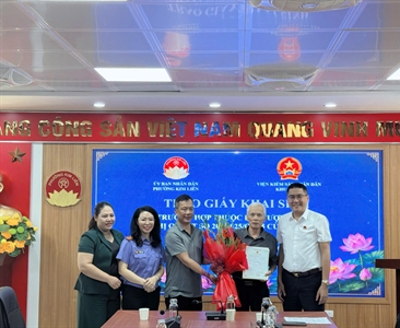 Tấm giấy khai sinh đặc biệt trao cho công dân 83 tuổi