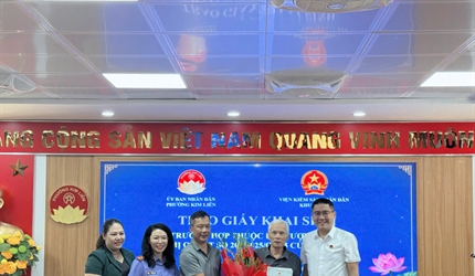 Tấm giấy khai sinh đặc biệt trao cho công dân 83 tuổi
