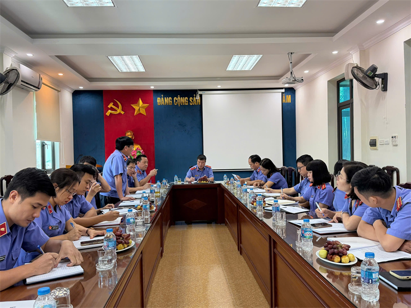 Đồng chí Đỗ Dương Toàn - Phó Viện trưởng VKSND thành phố Hà Nội làm việc với VKSND khu vực 8 về công tác xây dựng Đảng và thực hiện nhiệm vụ chính trị
