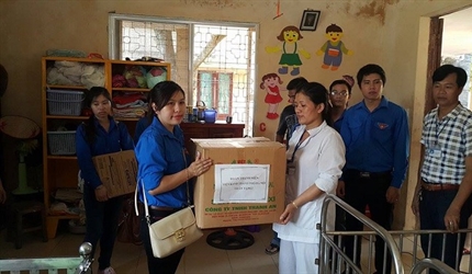 Đoàn Thanh niên Viện KSND thành phố Hà Nội thăm và tặng quà cho người...