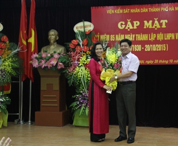 Gặp mặt kỷ niệm ngày Phụ nữ Việt Nam và trao thưởng danh hiệu Mẹ lao động...