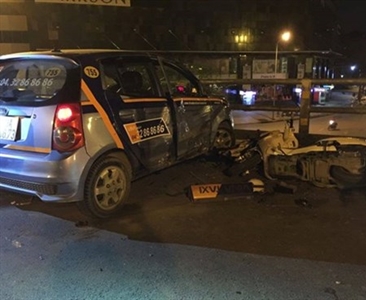 Khởi tố vụ taxi gây tai nạn nghiêm trọng trên cầu vượt