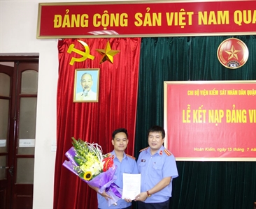 Chi bộ VKS quận Hoàn Kiếm kết nạp Đảng viên mới