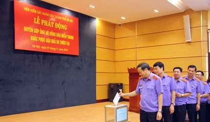 Viện KSND thành phố Hà Nội quyên góp, ủng hộ đồng bào miền Trung.