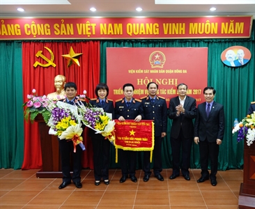 Viện KSND quận Đống Đa đón nhận Cờ thi đua dẫn đầu khối năm 2016
