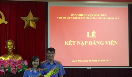 VIỆN KIỂM SÁT NHÂN DÂN HUYỆN HOÀI ĐỨC TỔ CHỨC LỄ KẾT NẠP ĐẢNG VIÊN MỚI