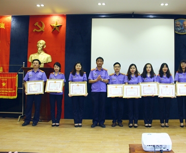 Viện KSND thành phố Hà Nội khen thưởng các cá nhân có thành tích đột xuất...