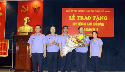Đảng ủy Viện KSND thành phố Hà Nội long trọng tổ chức Lễ trao tặng Huy...