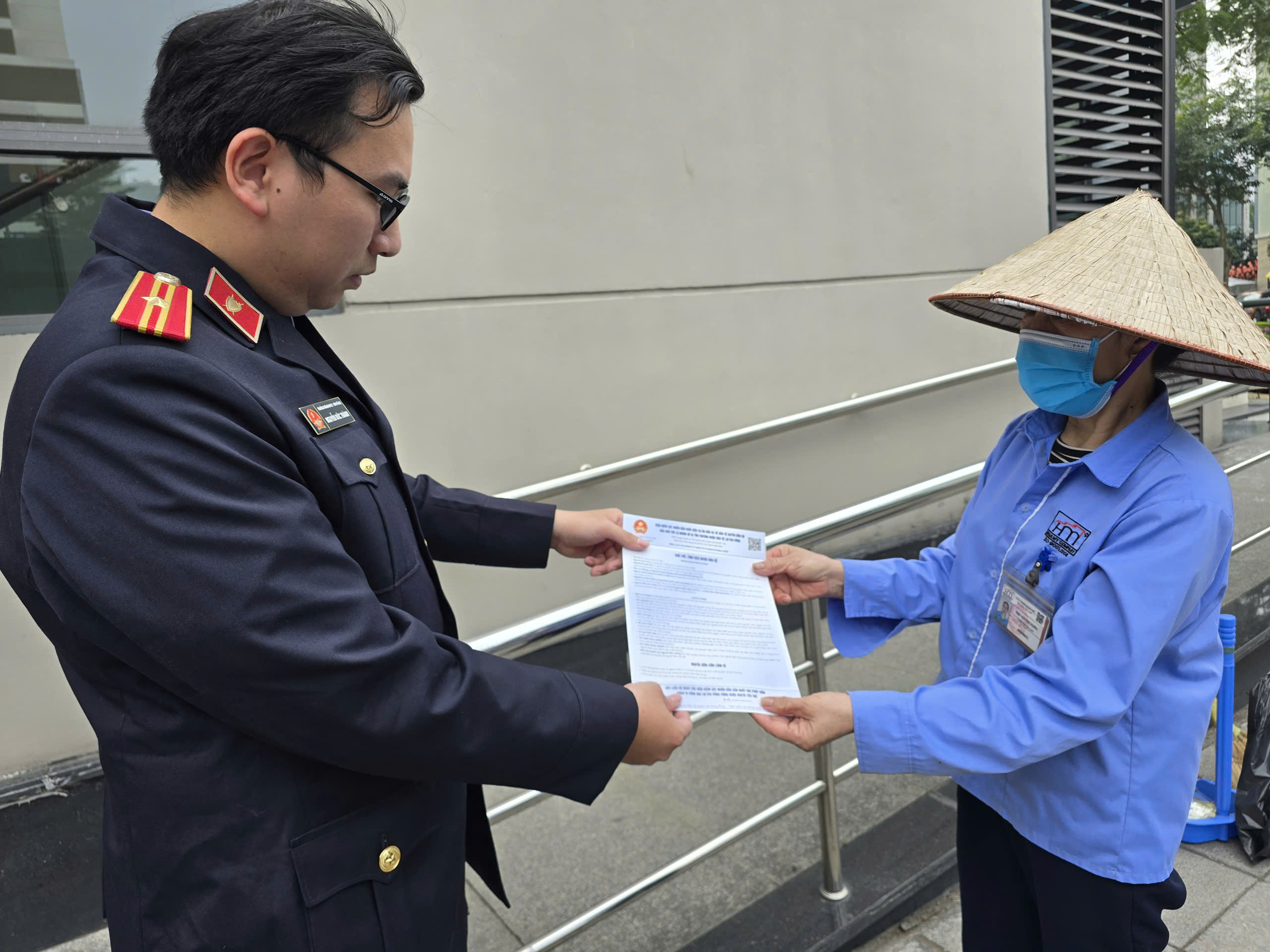 Các đồng chí Viện kiểm sát nhân dân khu vực 2 phát tờ rơi tuyên truyền tại các khu dân cư