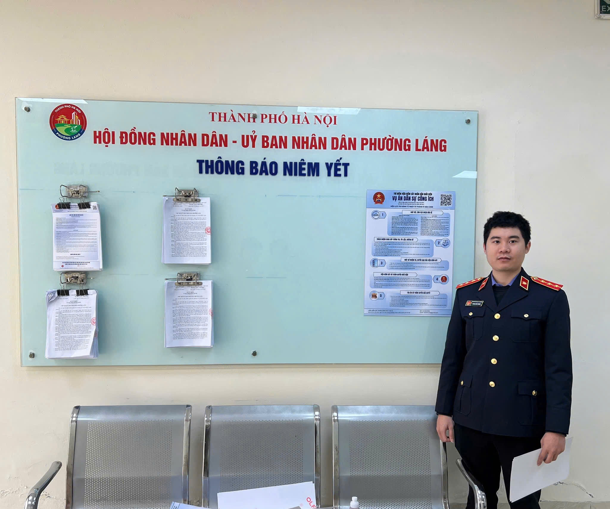 Tiến hành dán Poster, phát tờ rơi tại Ủy ban nhân dân phường Láng