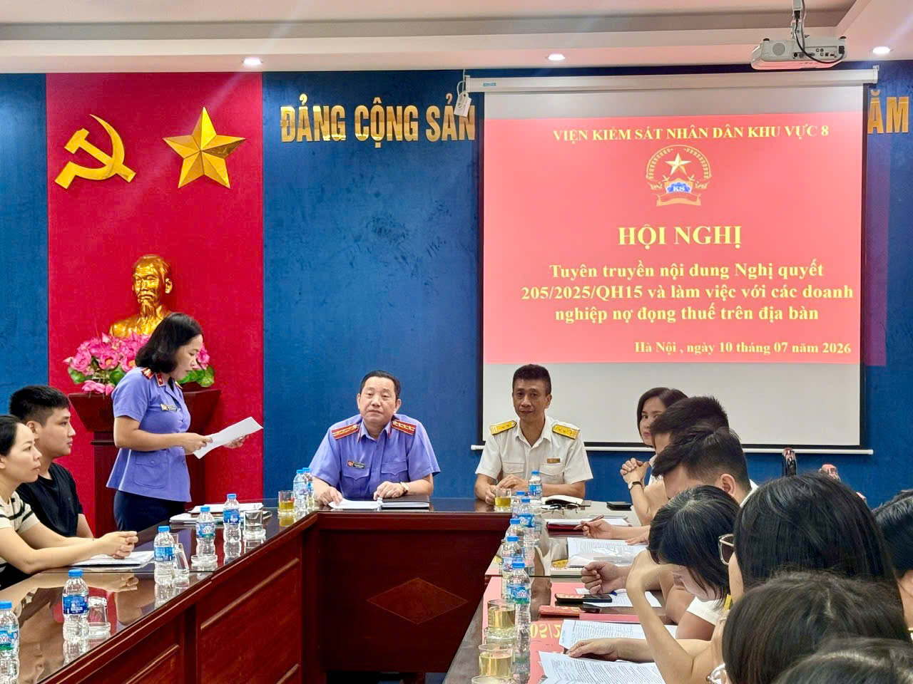 Viện kiểm sát nhân dân khu vực 8 phối hợp Thuế cơ sở 23, thành phố Hà Nội tổ chức Hội nghị tuyên truyền Nghị quyết 205/2025/QH15 và làm việc với các công ty nợ thuế